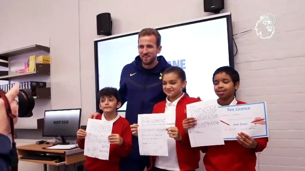 فوتبال 120/ حرکت ارزشمند هری کین کاپیتان تاتنهام و تیم ملی انگلیس