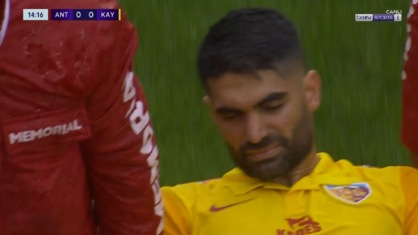 مصدومیت علی کریمی و تعویض او در جریان بازی کایسری اسپور و آنتالیا اسپور