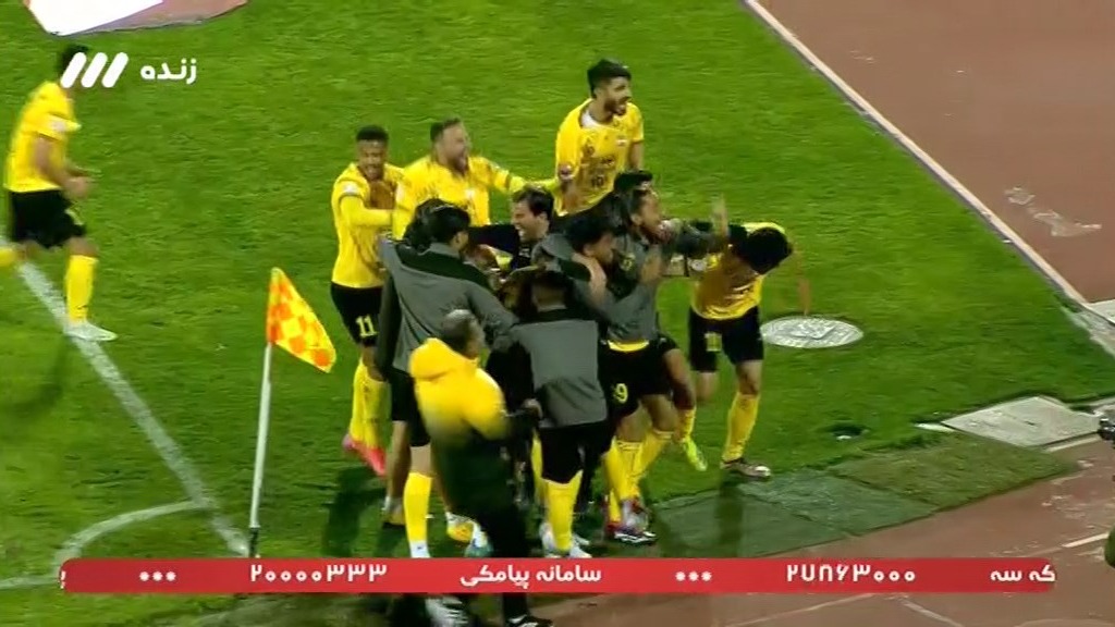 گل اول سپاهان به پرسپولیس (محمد کریمی در دقیقه 94)