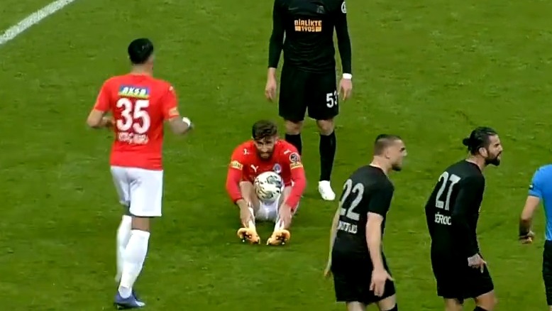 عملکرد علی قلی زاده در بازی گالاتاسرای 1-0 قاسم پاشا