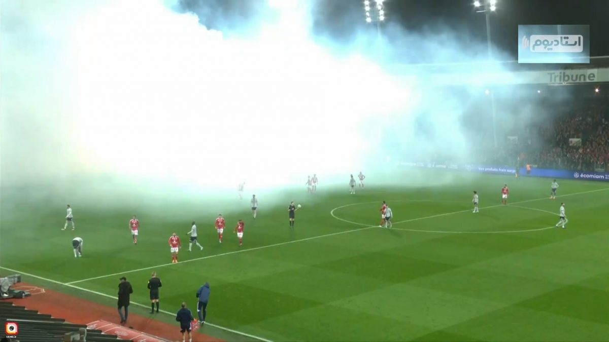 توقف طولانی مدت بازی برست و پاری سن ژرمن به دلیل استفاده هواداران برست از بمب دودزا