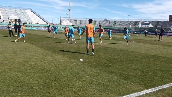 اختصاصی/ گرم کردن بازیکنان آلومینیوم و پیکان پیش از بازی دو تیم