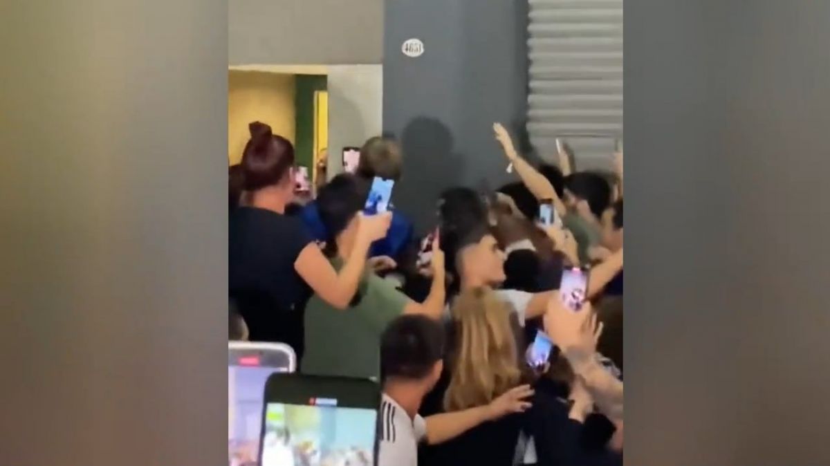 ازدحام عجیب جمعیت در اطراف رستورانی در آرژانتین برای دیدن لیونل مسی