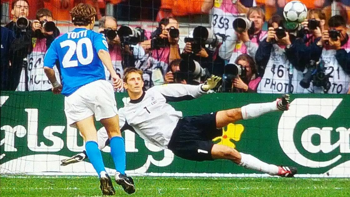 عماکرد فرانچسکو توتی در دیدار مقابل هلند در یورو 2000