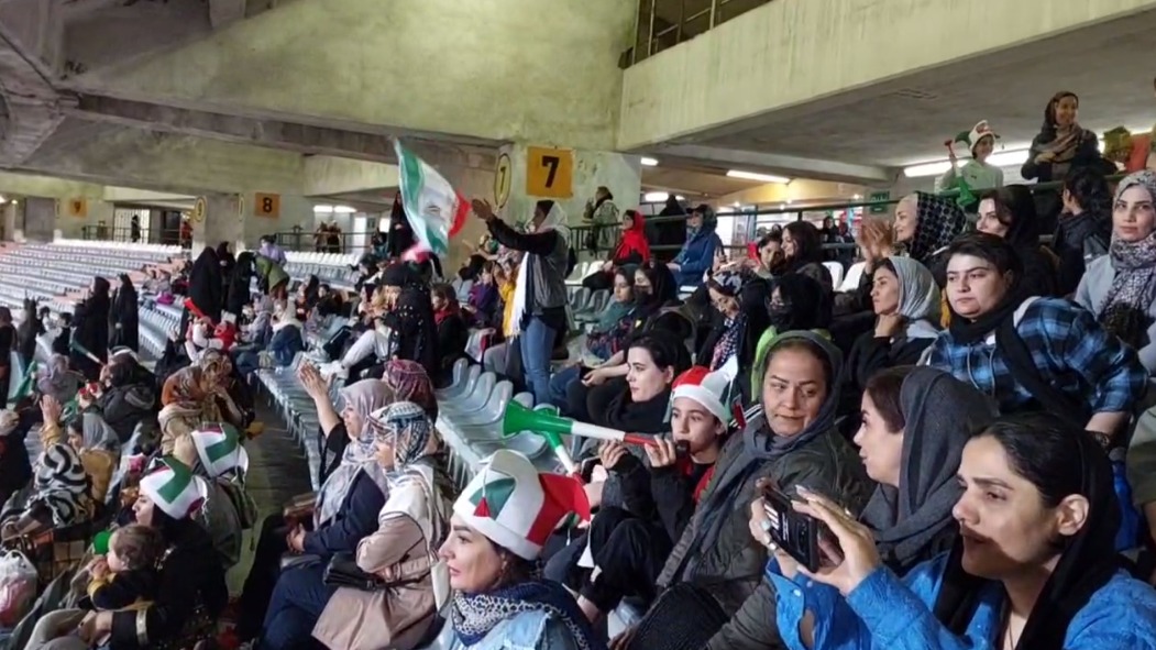 اختصاصی/ تشویق بازیکنان ایران توسط بانوان حاضر در ورزشگاه پس از اعلام ترکیب تیم ملی ایران