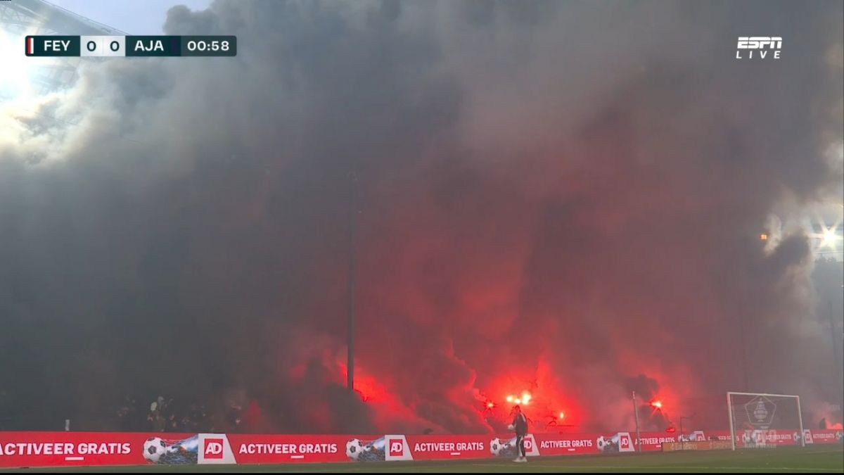 توقف بازی فاینورد و آژاکس به دلیل آتش بازی هواداران و استفاده از بمب دودزا