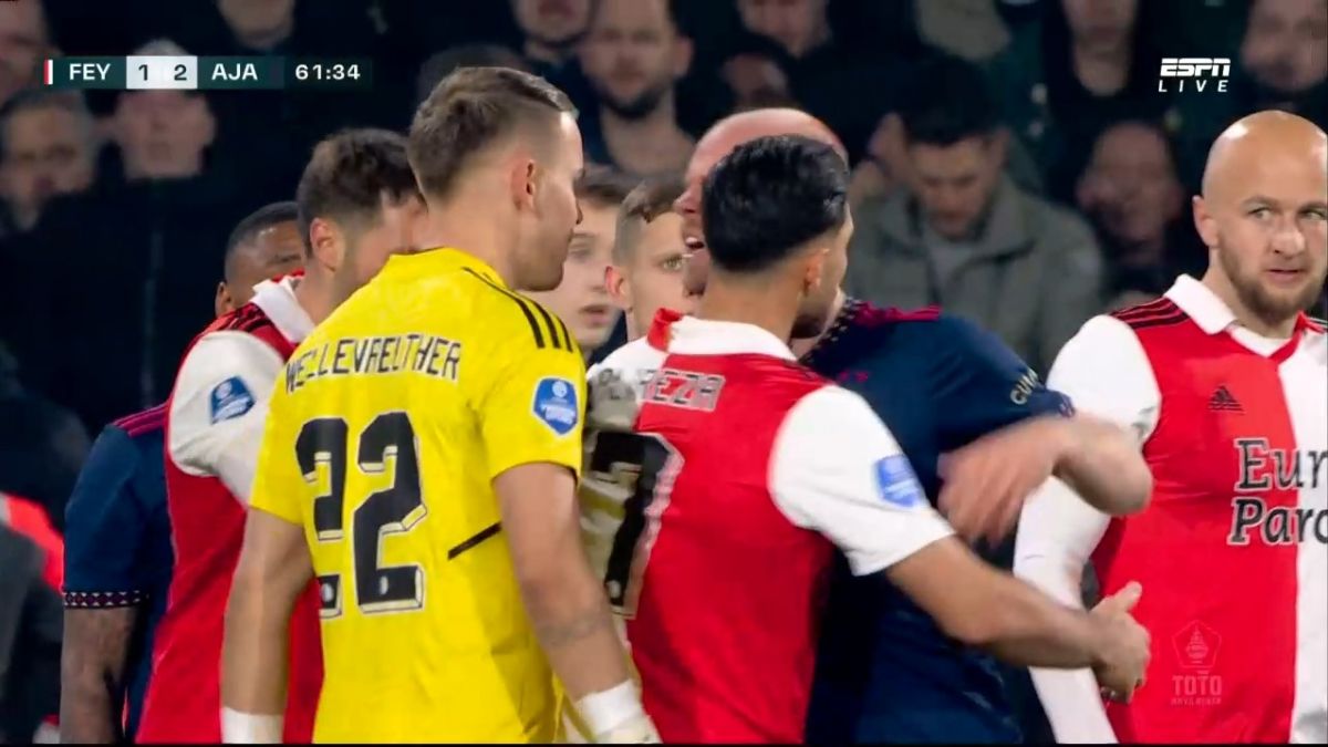 خروج داور و بازیکنان از زمین پس از برخورد فندک هواداران فاینورد به سر بازیکن آژاکس