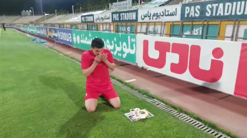 اختصاصی/ افطار کردن تمیروف پیش از آغاز بازی هوادار و پیکان