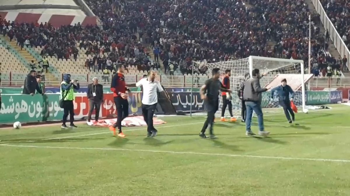 اختصاصی/ هجوم جیمی جامپ ها به زمین حین گرم کردن بازیکنان تراکتور و سپاهان