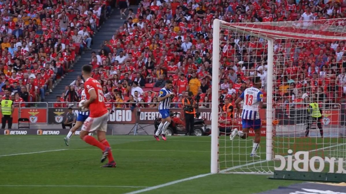 گل مهدی طارمی به بنفیکا از زاویه پشت دروازه