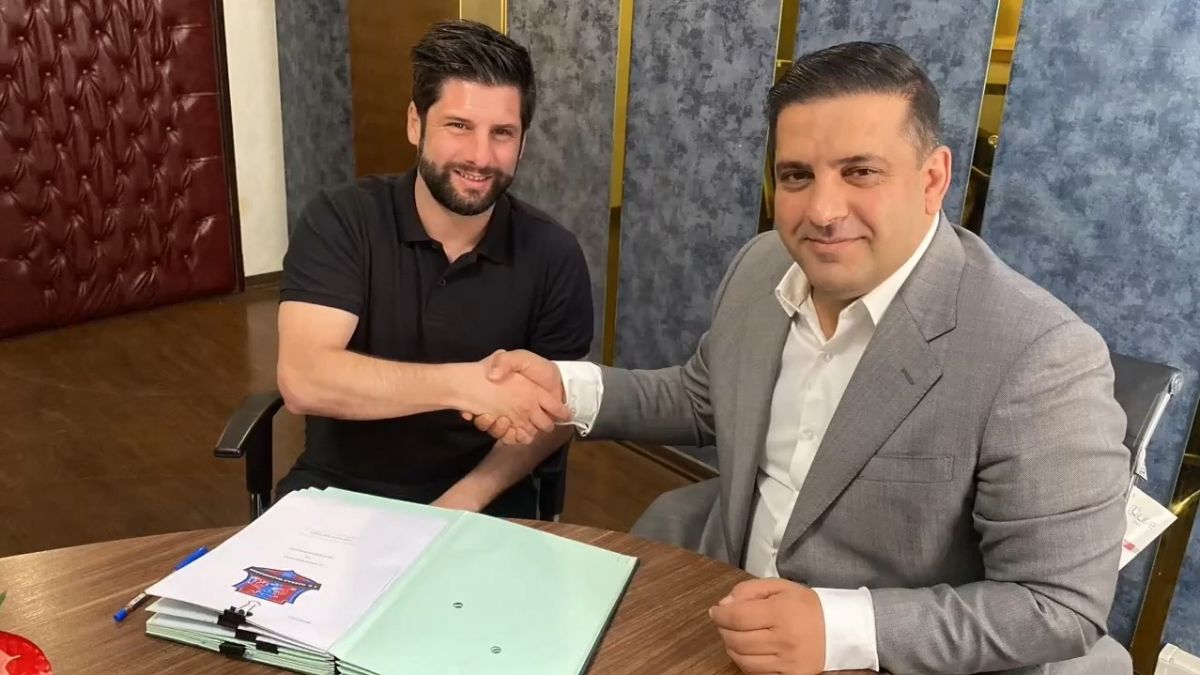 لحظه عقد قرارداد کارلوس انرخوز هرناندز سرمربی جدید نساجی مازندران