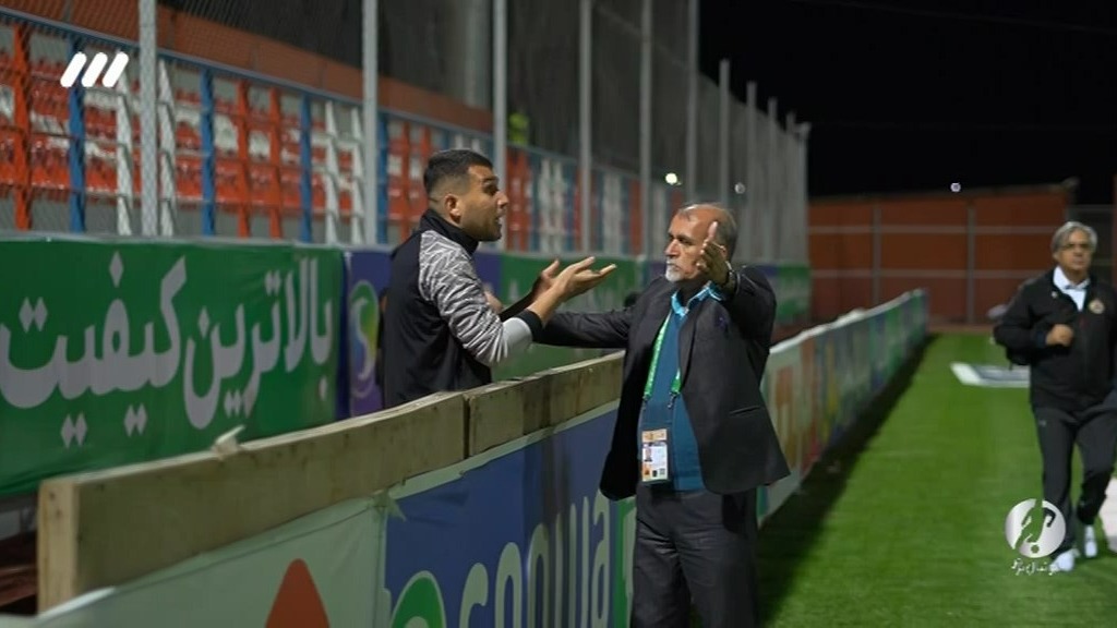 فوتبال برتر/ درگیری لفظی داور با یکی از بازیکنان نفت مسجدسلیمان در پشت دروازه