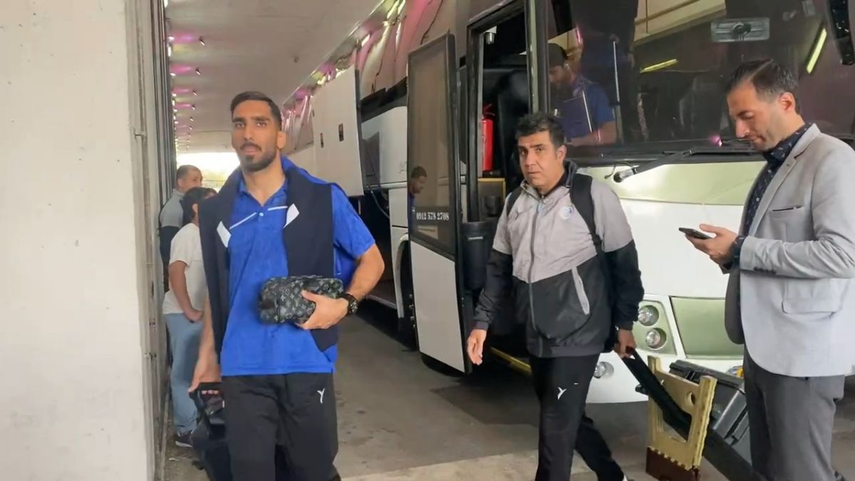 ورود تیم استقلال به ورزشگاه آزادی برای تقابل با هوادار