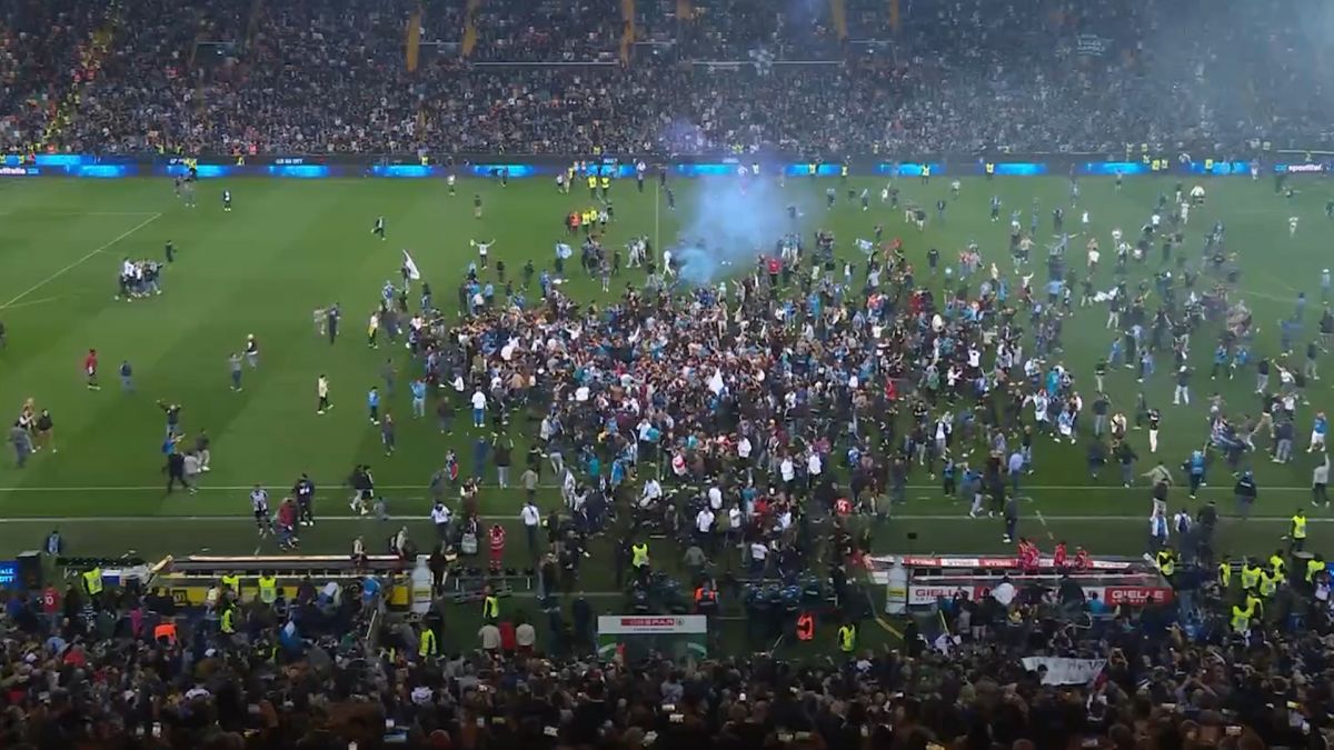 سوت پایان بازی و هجوم هواداران ناپولی به زمین