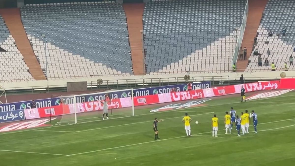 گل اول استقلال به صنعت نفت آبادان توسط بابایی از زاویه دوربین فوتبالی