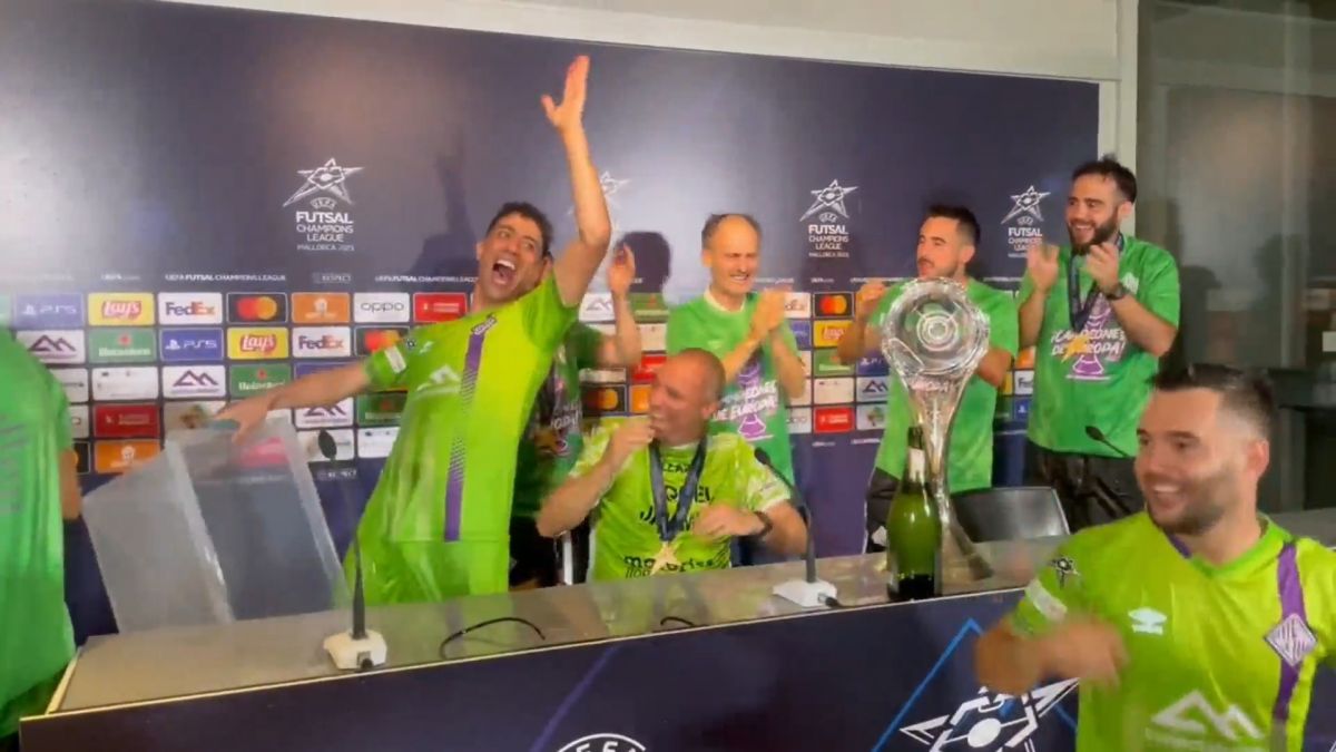 سورپرایز سرمربی پالما در کنفرانس خبری فینال لیگ قهرمانان فوتسال اروپا توسط حسین طیبی