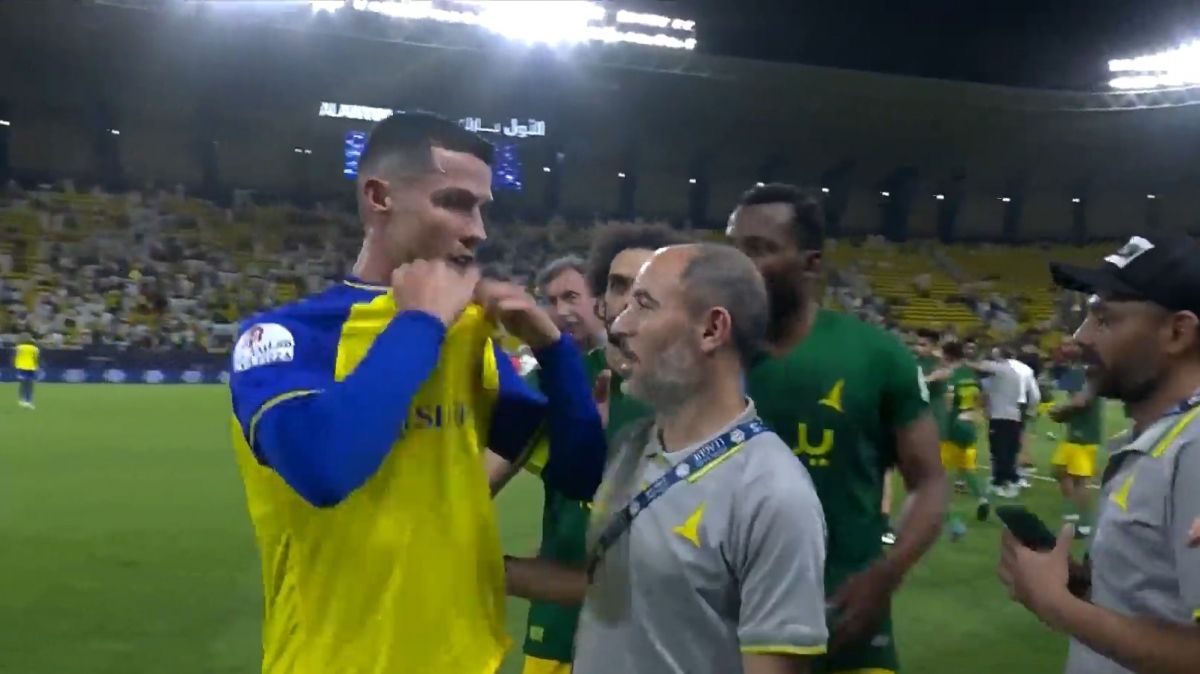 عصبانیت رونالدو از محاصره شدن توسط بازیکنان و کادر فنی الخلیج برای درخواست سلفی