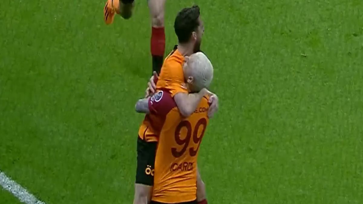 گلزنی مائورو ایکاردی برای گالاتاسرای از نقطه پنالتی