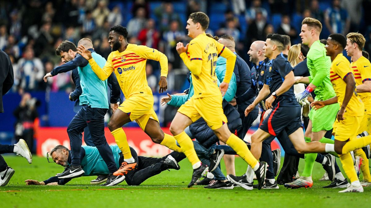 حمله هواداران اسپانیول به جشن قهرمانی بازیکنان بارسلونا