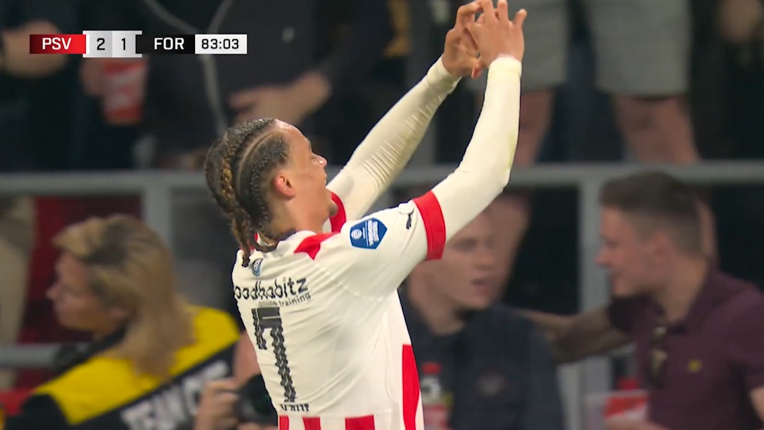 سوپر گل تماشایی ژاوی سیمونز برای پی اس وی آیندهوون