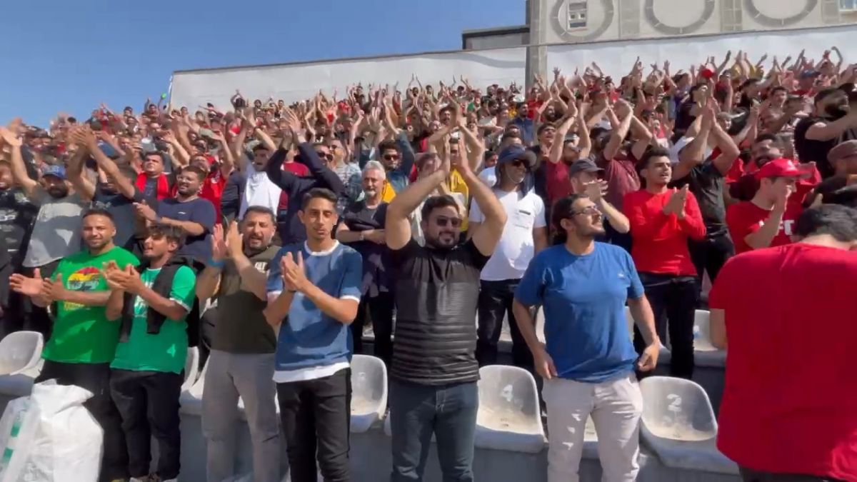 اختصاصی/ حال و هوای داخل ورزشگاه وطنی قائمشهر و تشویق هواداران