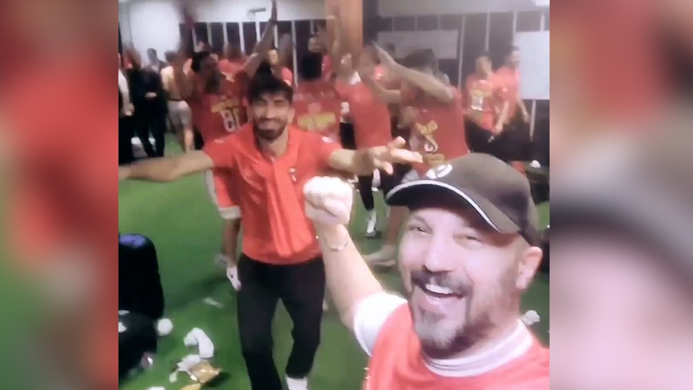 شادی کردن کامبیز دیرباز با بازیکنان پرسپولیس