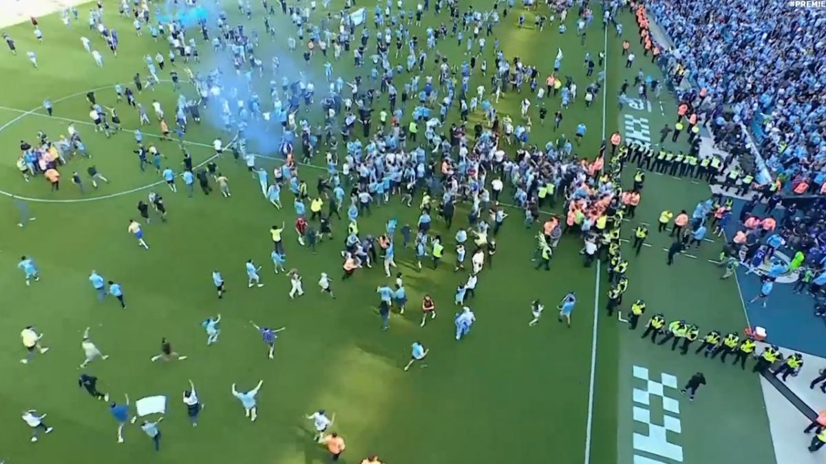 هجوم هواداران منچسترسیتی به داخل زمین پس از قهرمانی