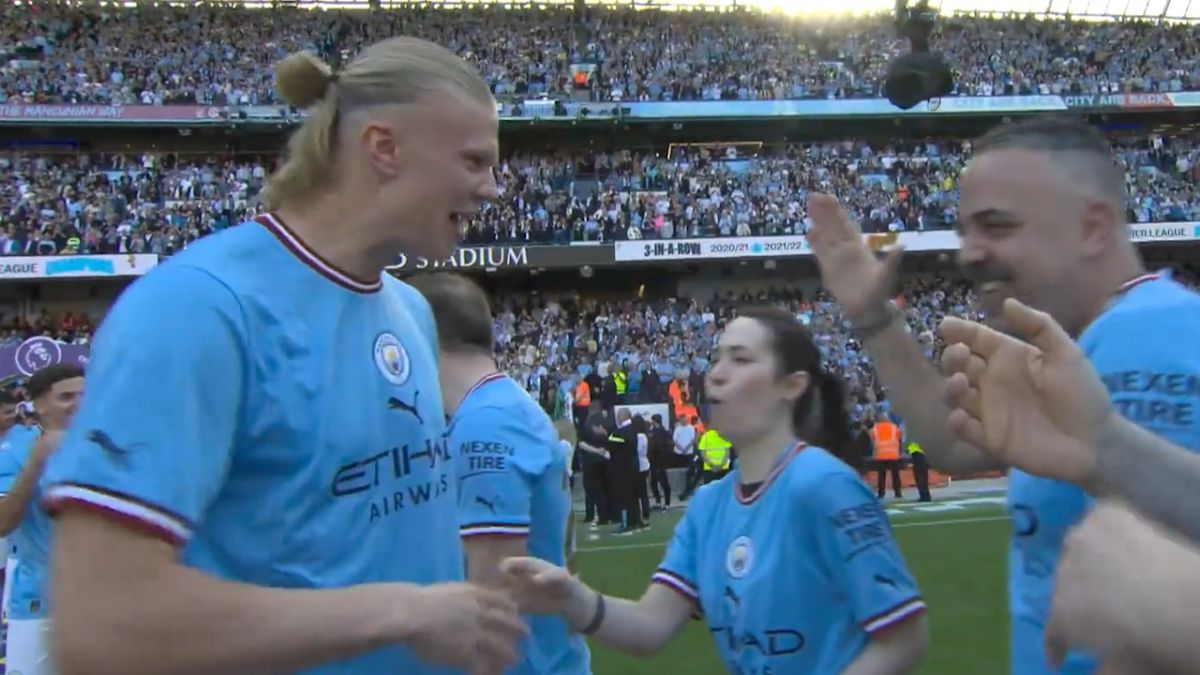 دست دادن محکم ارلینگ هالند در جشن قهرمانی منچسترسیتی!