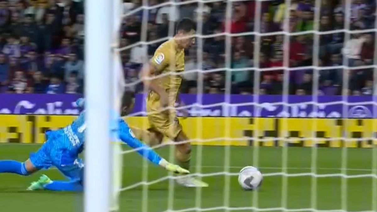 گل اول بارسلونا به وایادولید (لواندوفسکی)