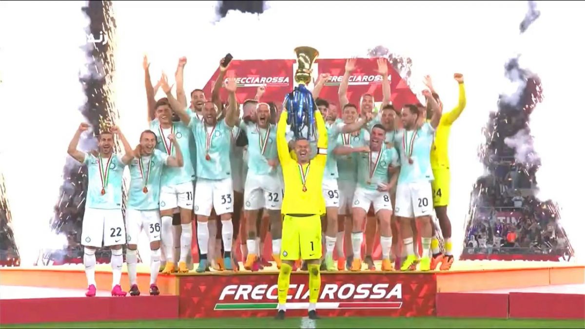 لحظه بالا بردن جام قهرمانی جام حذفی ایتالیا توسط بازیکنان اینتر