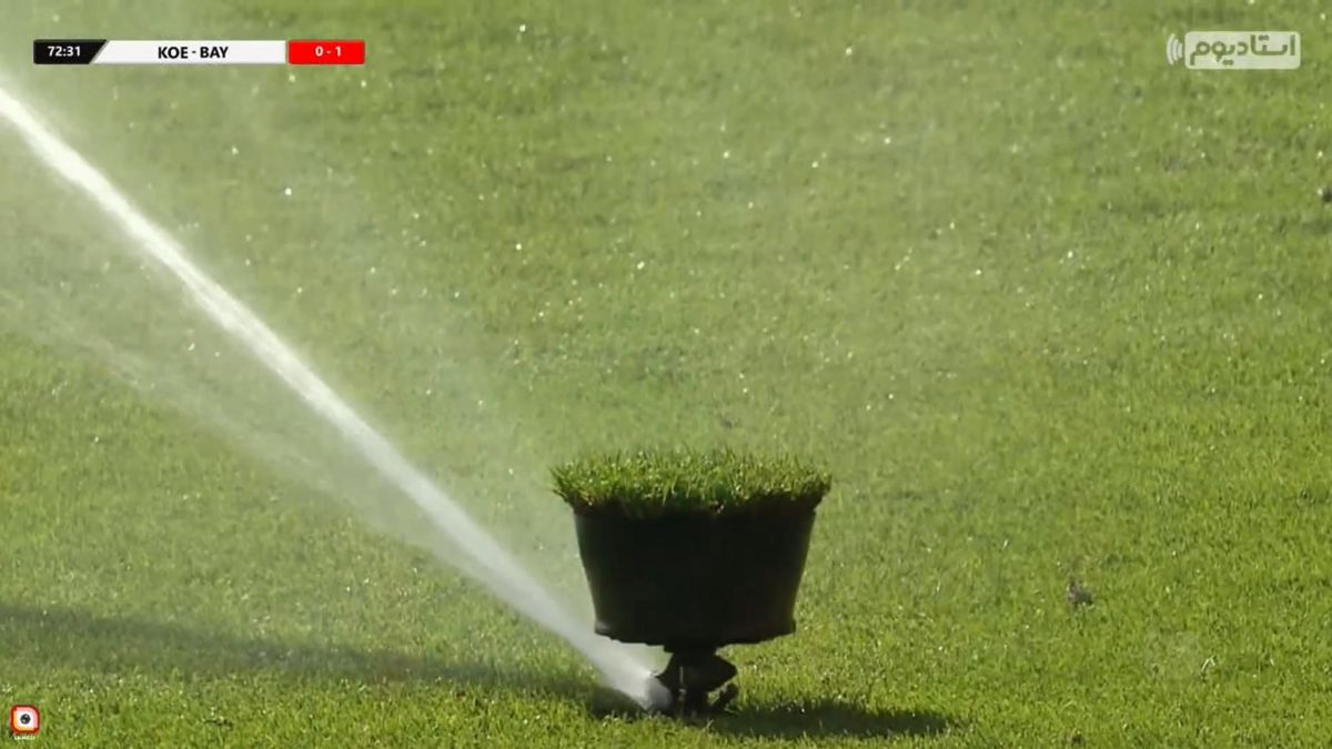 فعال شدن سیستم آبیاری چمن در جریان بازی کلن و بایرن مونیخ!