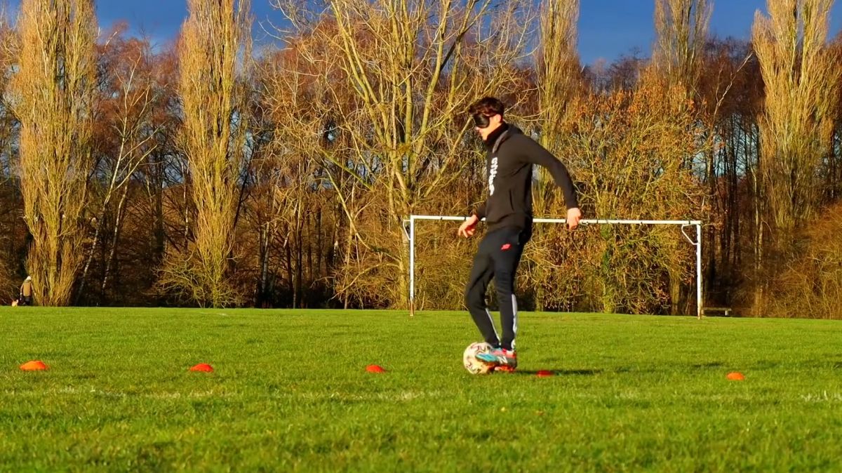 تقلید کردن از تمرینات ستارگان فوتبال جهان