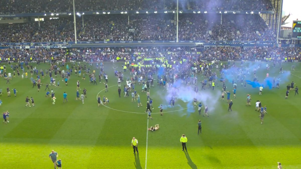 شادی بازیکنان اورتون و هجوم هواداران به زمین پس از برتری مقابل بورنموث و بقا در لیگ برتر انگلیس