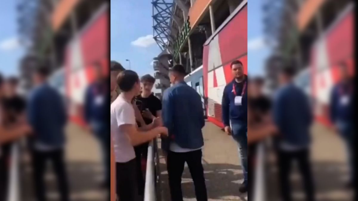 مشت بازیکن آژاکس به یک هوادار به دلیل توهین نژاد پرستانه