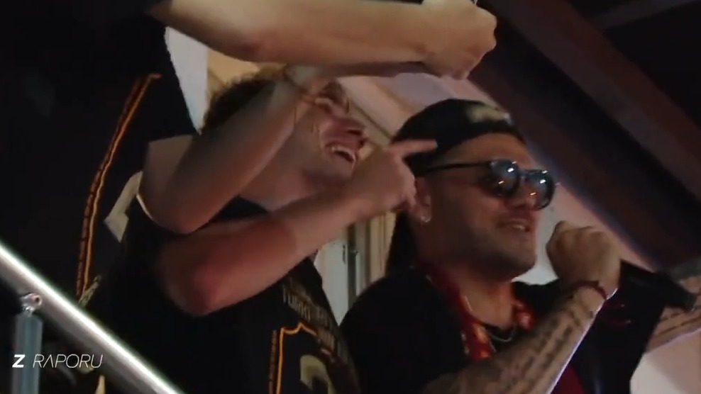 شادی بازیکنان گالاتاسرای با هواداران پرشور خود