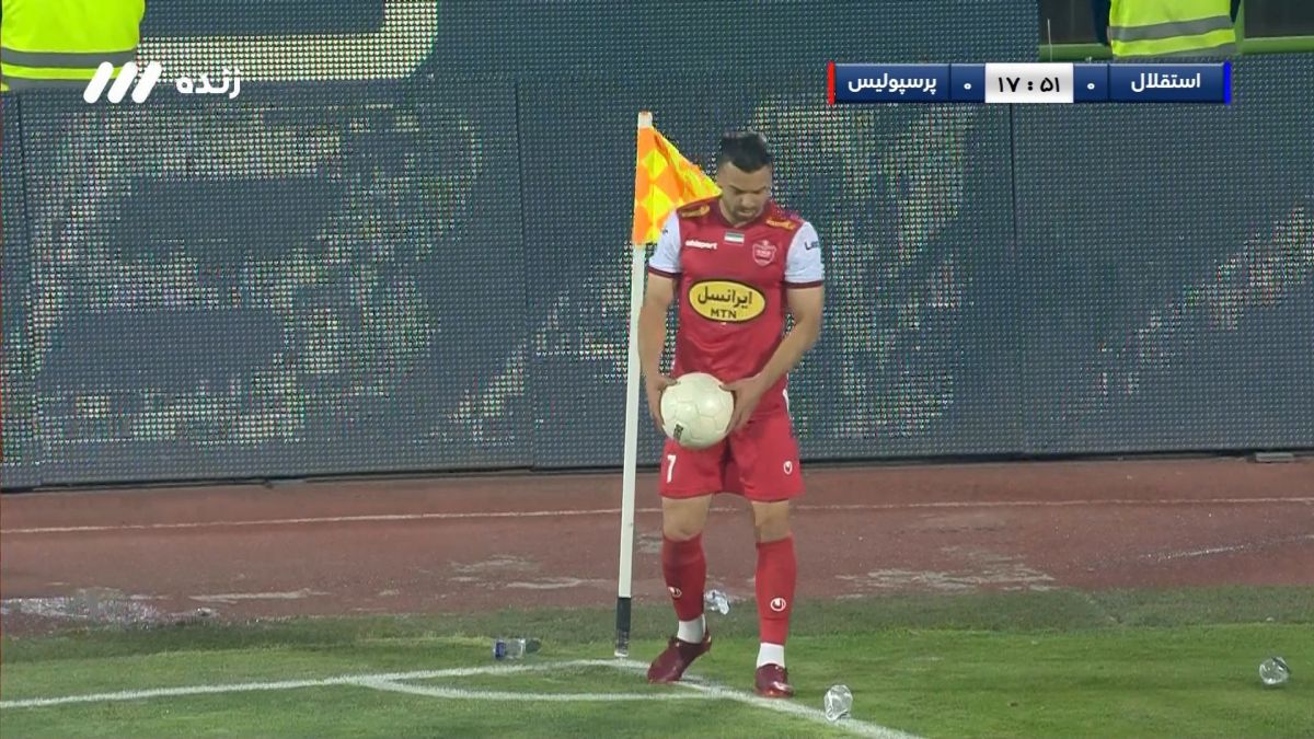 پرتاب بطری به سمت سروش رفیعی توسط هواداران استقلال و توقف بازی توسط داور