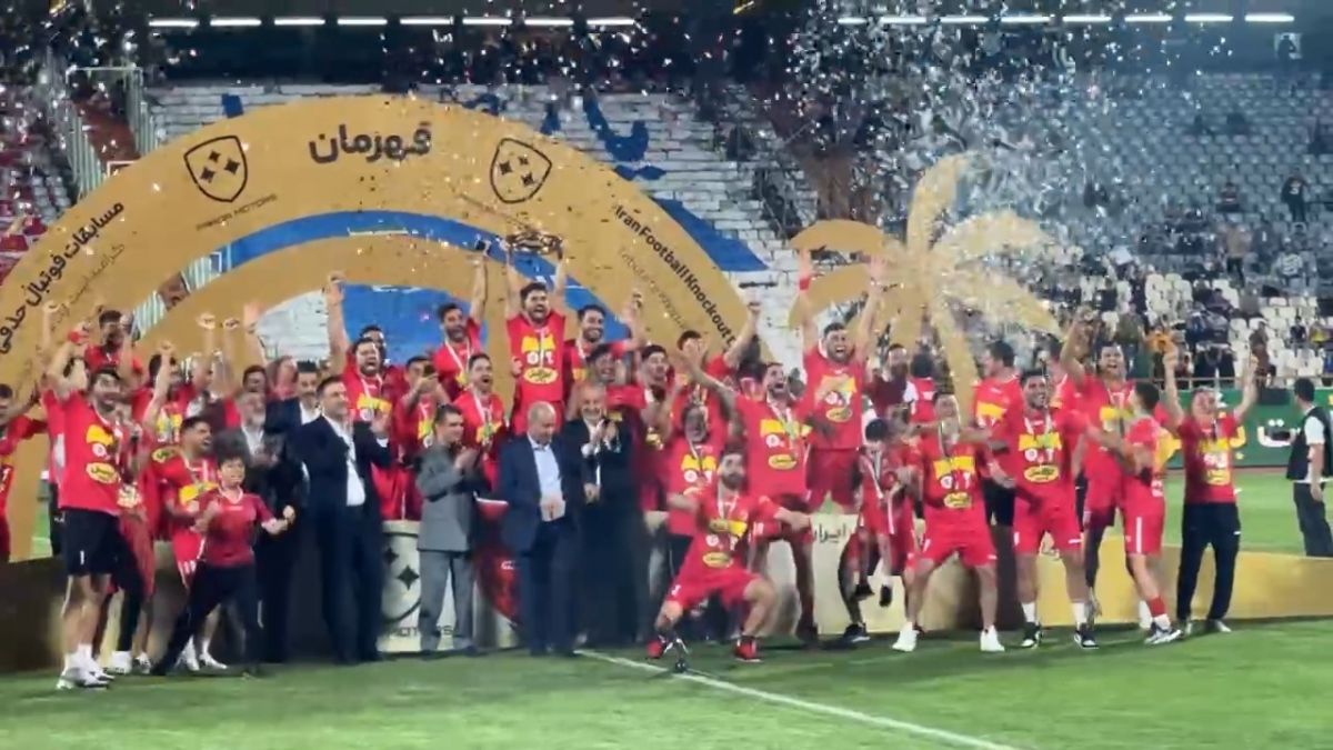 اختصاصی/ اهدای کاپ قهرمانی جام حذفی به بازیکنان پرسپولیس از زاویه دوربین فوتبالی