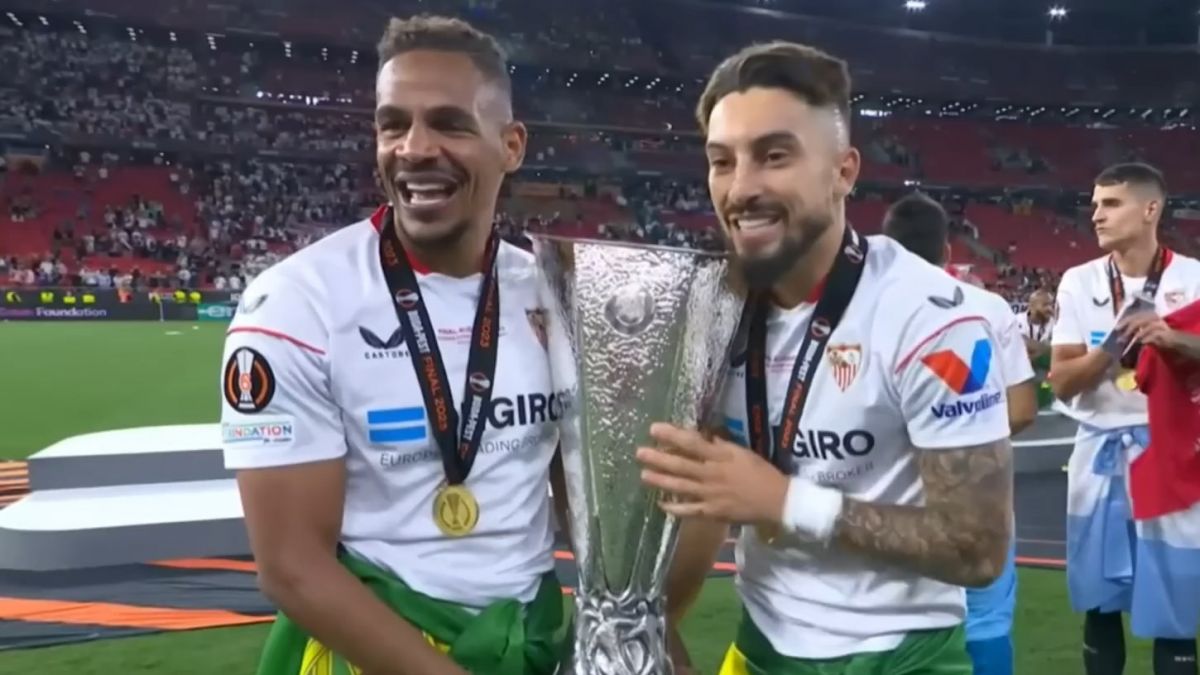 لحظه بالا بردن کاپ قهرمانی لیگ اروپا توسط بازیکنان سویا