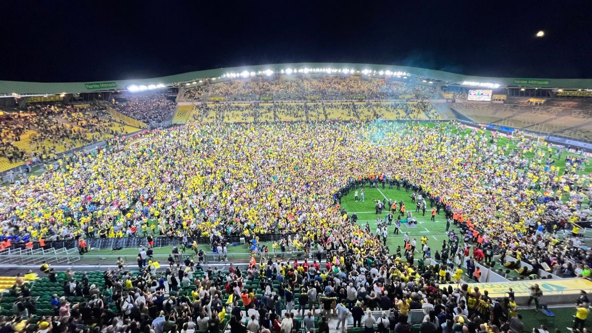 جشن هواداران نانت بعد از باقی ماندن در لیگ یک فرانسه