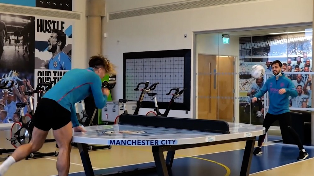رقابت بین برناردو سیلوا و جک گریلیش بازیکنان منچستر سیتی در بازی هدیس (پینگ پونگ با سر)