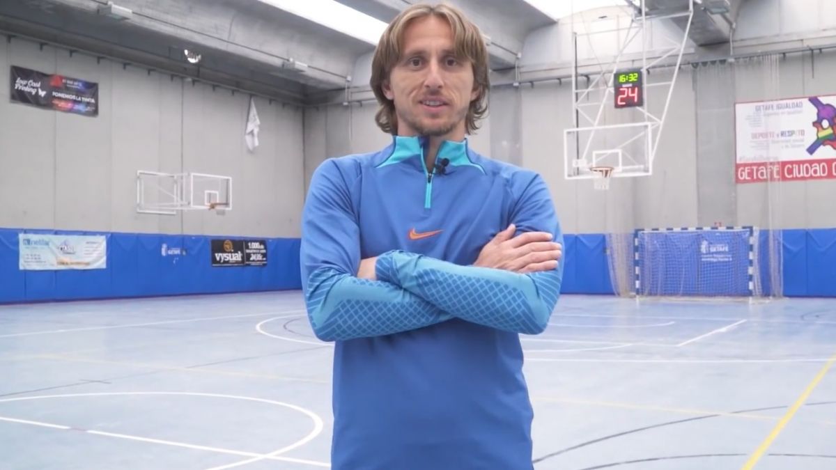 تمرینات شوت از راه دور در سالن فوتسال با حضور ستاره کروات "رئال مادرید" لوکا مودریچ