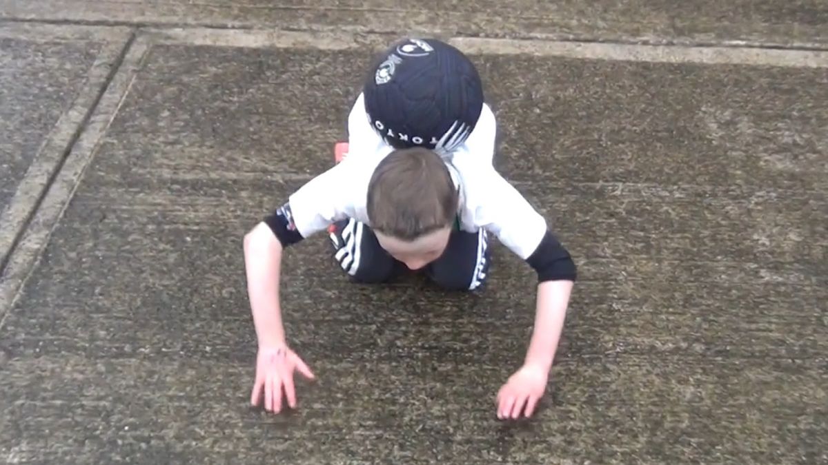 مهارت جالب و تماشایی این کودک خردسال در خیابان با توپ فوتبال