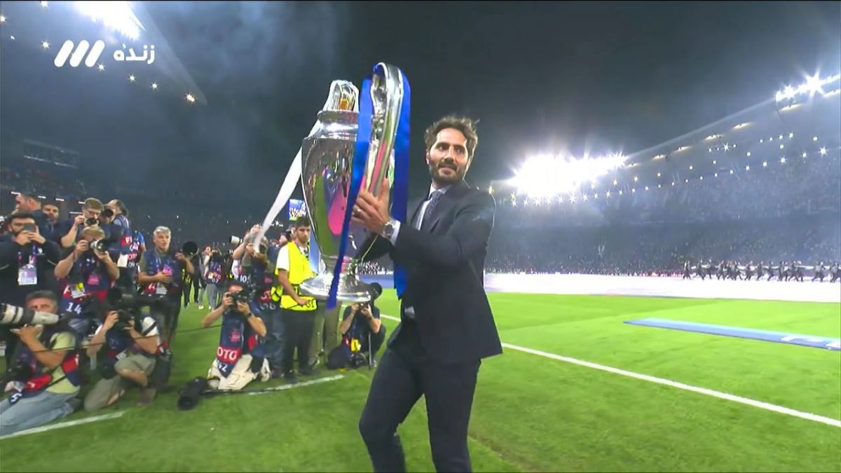 حمیت آلتینتوپ اسطوره فوتبال ترکیه کاپ لیگ قهرمانان اروپا را وارد ورزشگاه کرد