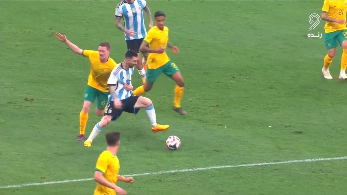مسی با خطا هم متوقف نمی شود/ مهارت فوق العاده مسی و دریبل دیدنی سه بازیکن استرالیا