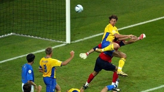 در چنین روزی/ سوپرگل پشت پای زلاتان مقابل ایتالیا در یورو 2004