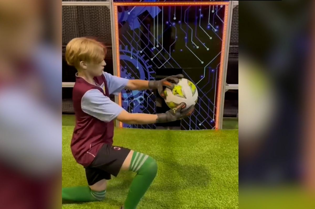 مقایسه مهار کردن توپ از دروازه بان نوجوان تا دروازه بان بزرگسال