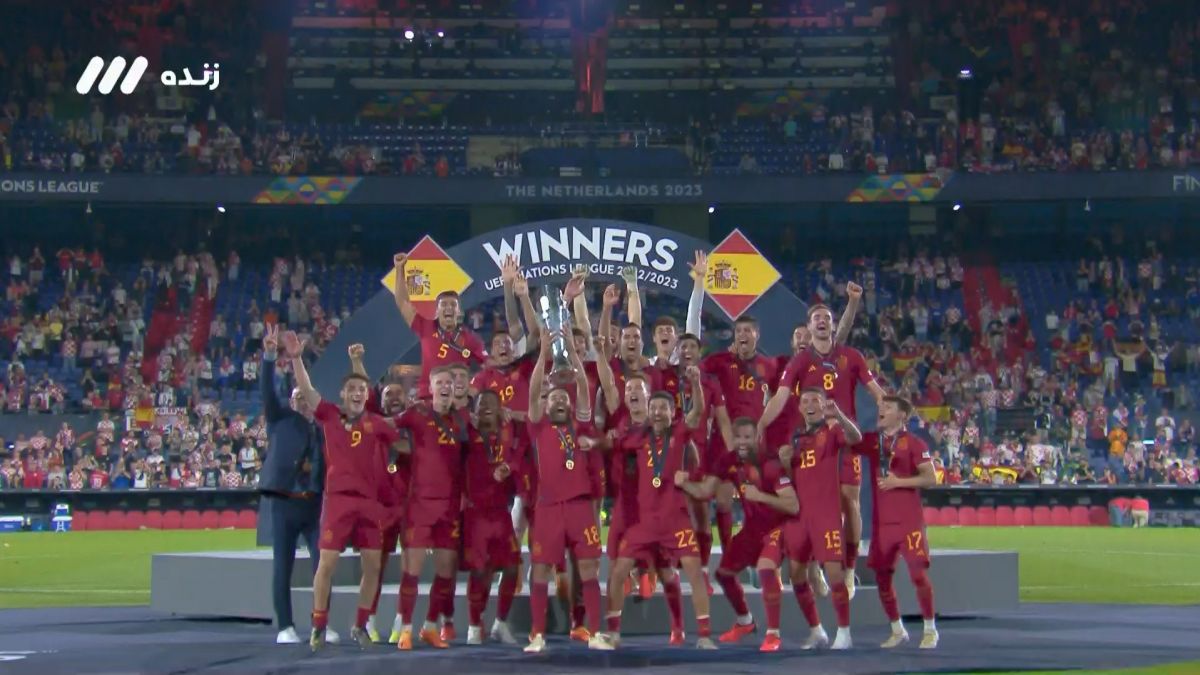 اهدای کاپ قهرمانی لیگ ملتهای اروپا به بازیکنان اسپانیا