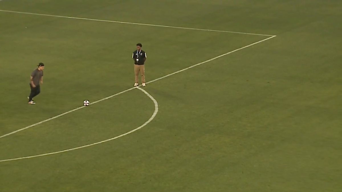 در چالشی که باشگاه سن خوزه ترتیب داده بود، یک هوادار با ضربه ای حساب شده توپ را در وسط زمین قرار داد