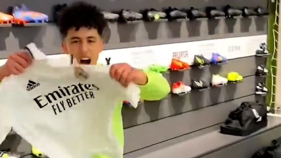 اتخاب کردن لباس باشگاه های معروف توسط توپ فوتبال