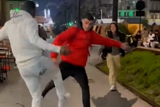 حرکت نمایشی با توپ فوتبال در خیابان